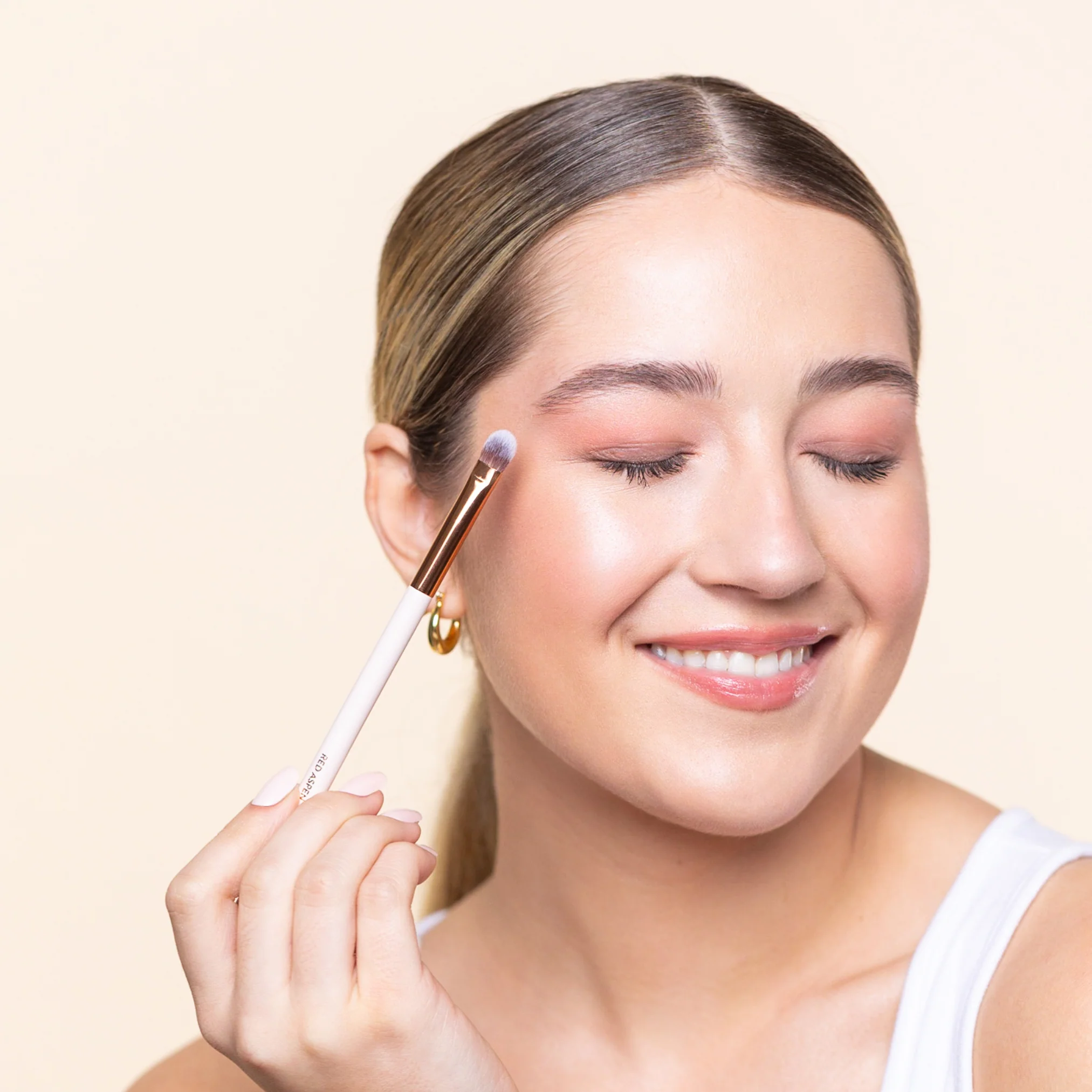E57 - Large Eyeshadow Lid Brush - Image 2
