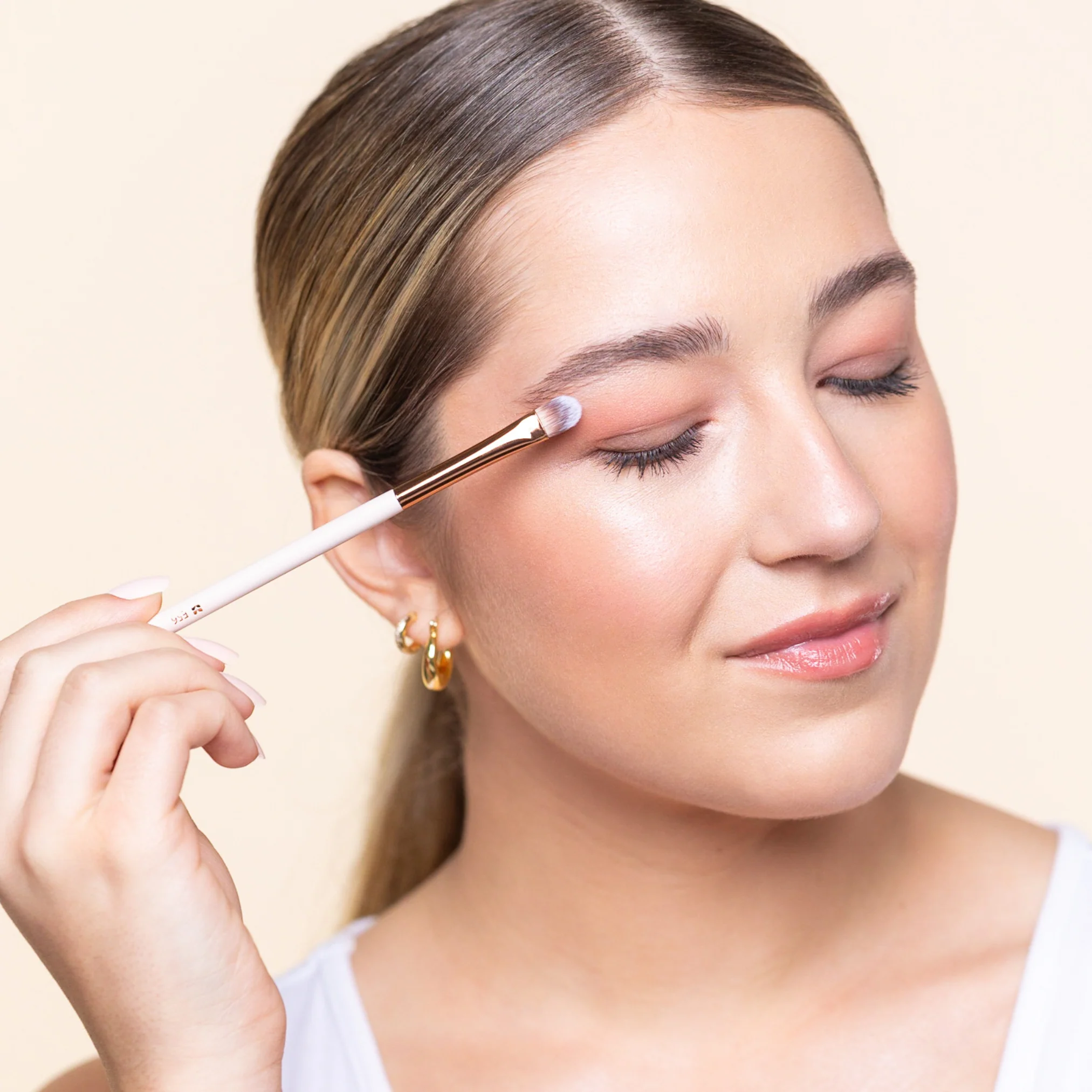 E56 - Medium Eyeshadow Lid Brush - Image 2